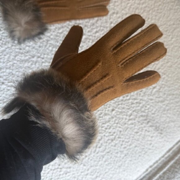 UGG Winter Gloves - Picture 1 of 4